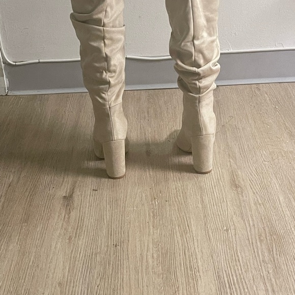 High heel knee length boots . Pull on . - Picture 3 of 4